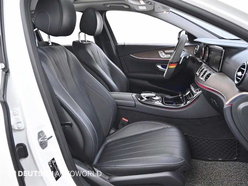 Mercedes-Benz E-Class — photo 10