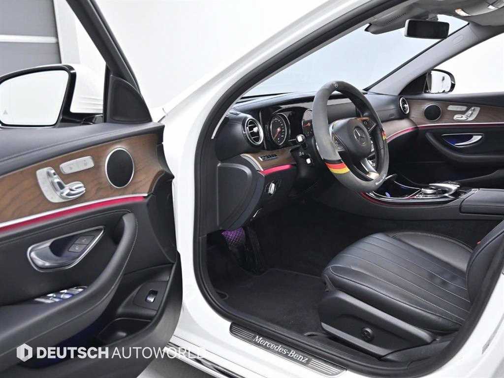 Mercedes-Benz E-Class — photo 11