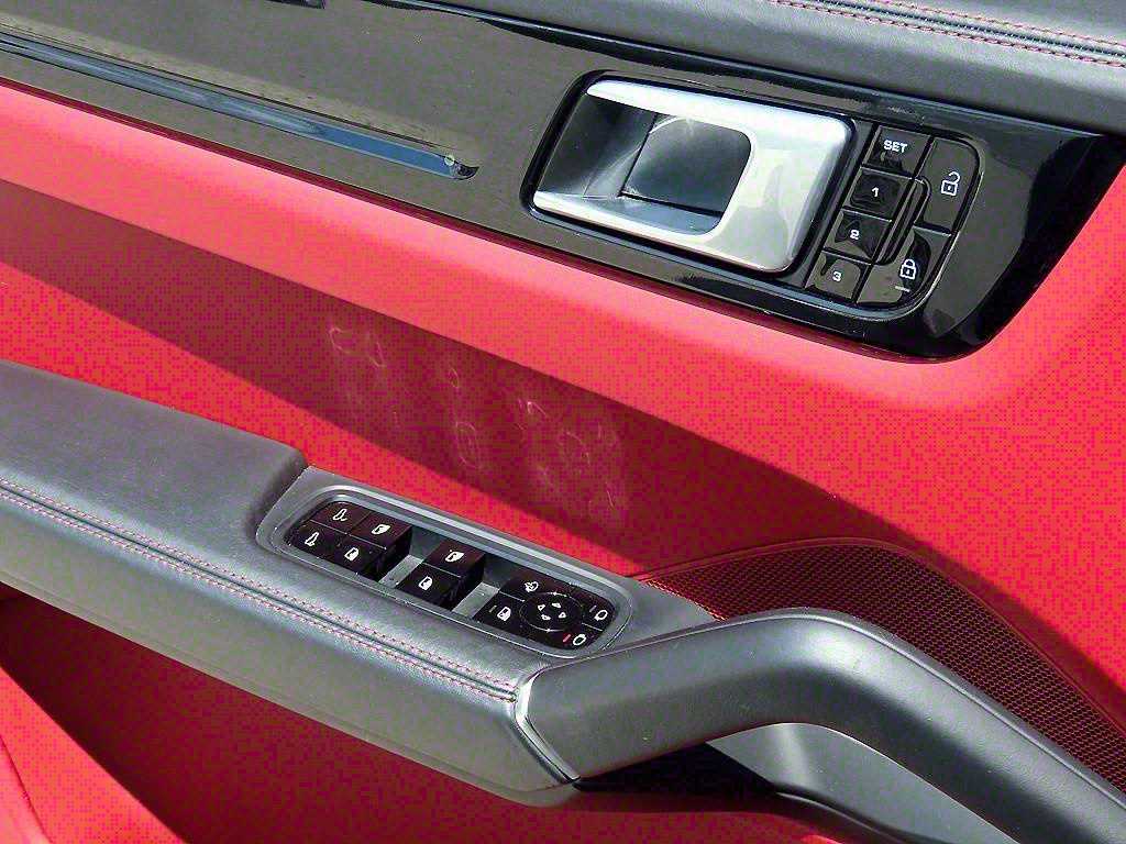 Porsche Cayenne — photo 12