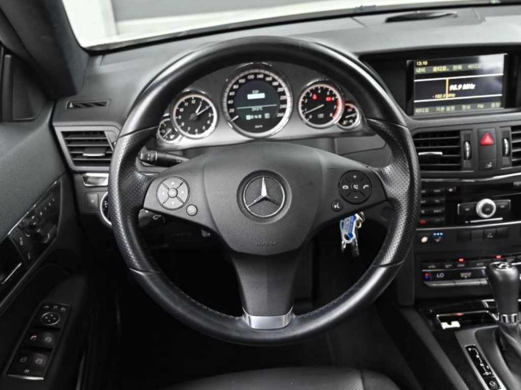 Mercedes-Benz E-Class — photo 13