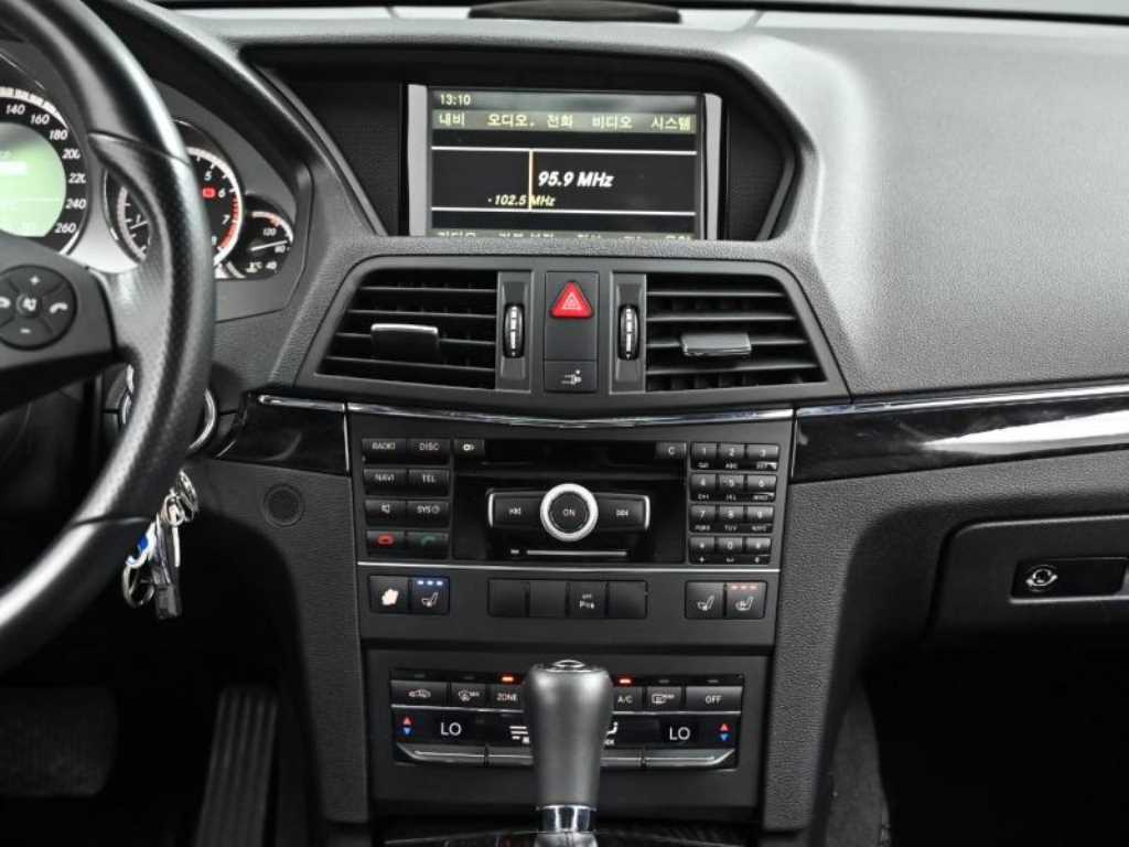 Mercedes-Benz E-Class — photo 14