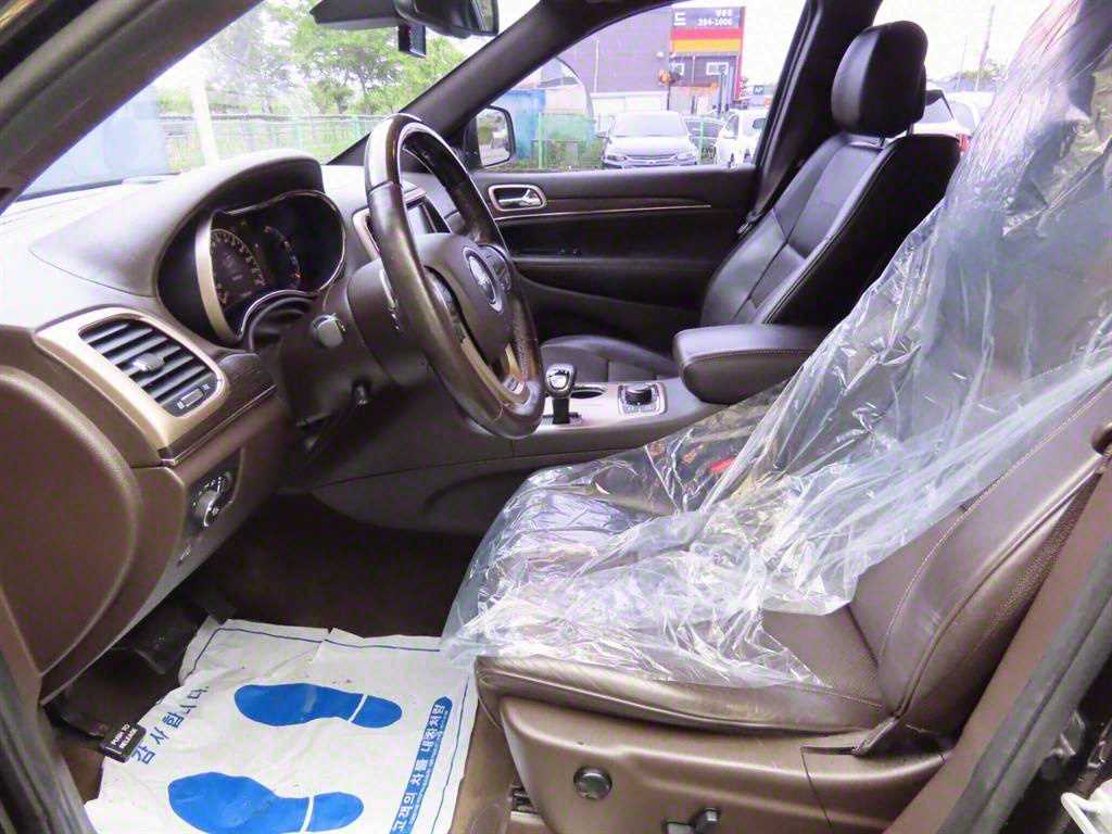 Jeep Cherokee — photo 10