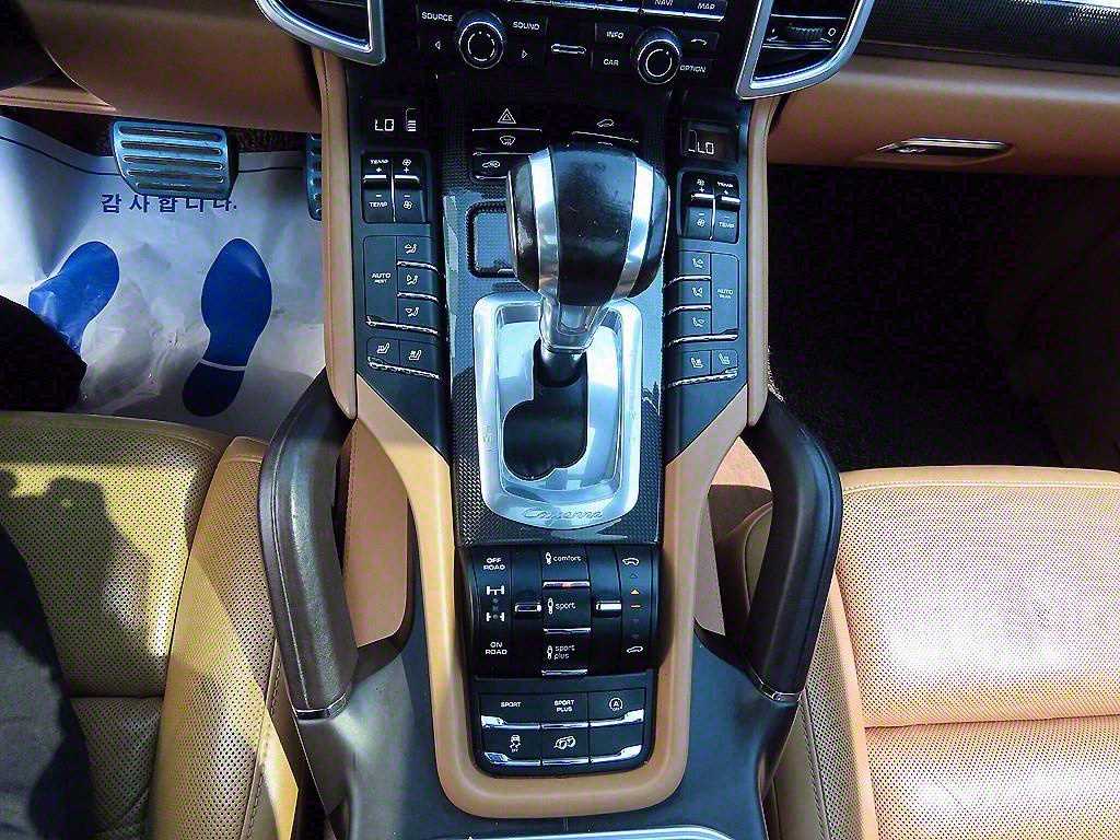 Porsche Cayenne — photo 10