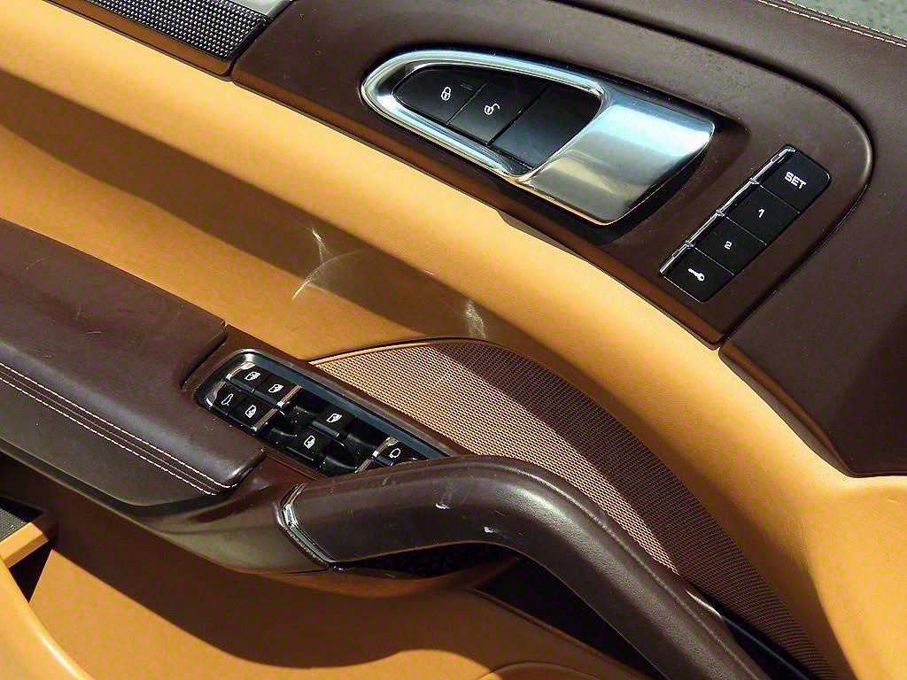 Porsche Cayenne — photo 11