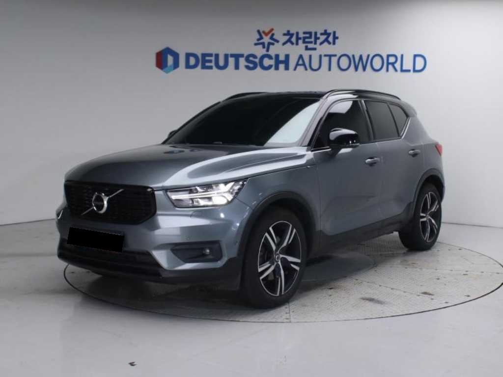 Volvo XC40 — photo 01