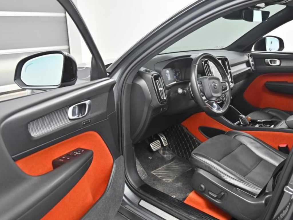 Volvo XC40 — photo 11