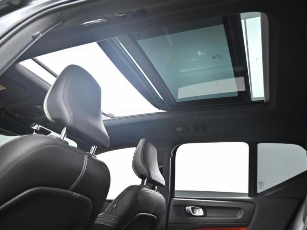Volvo XC40 — photo 19