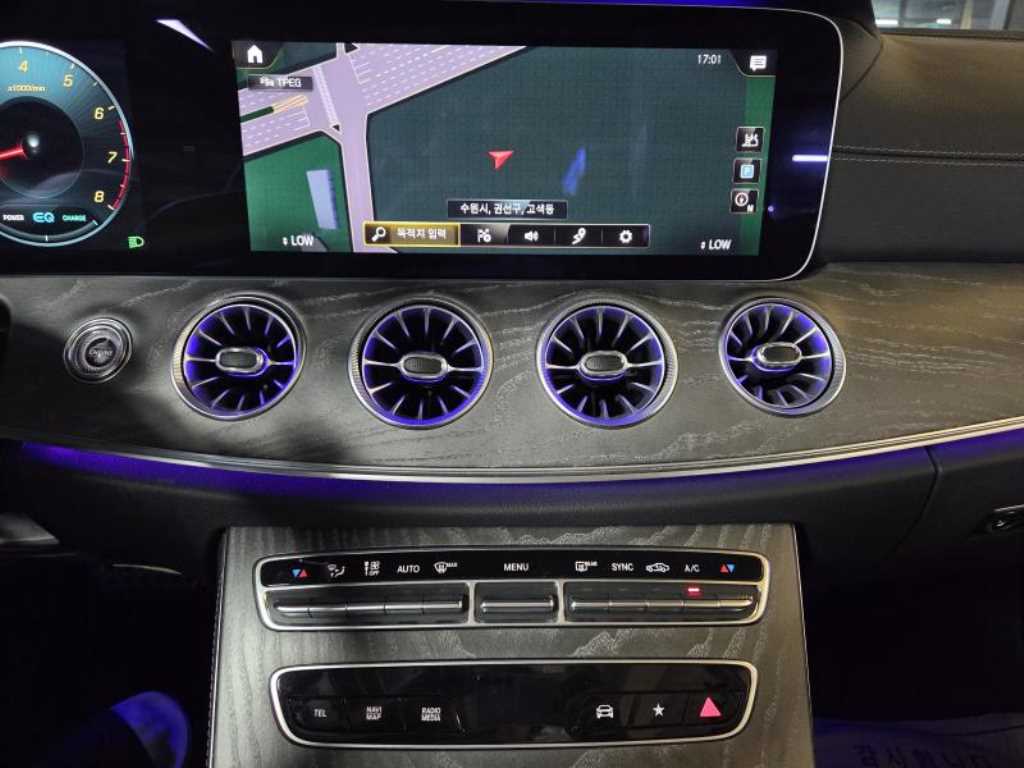 Mercedes-Benz E-Class — photo 16