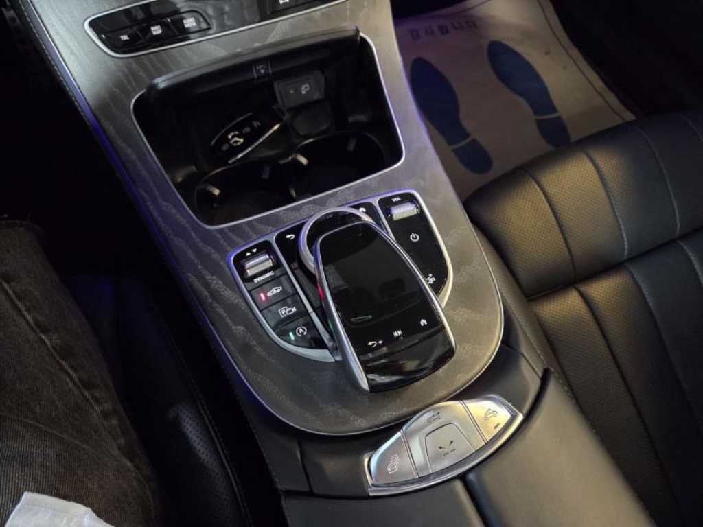 Mercedes-Benz E-Class — photo 18