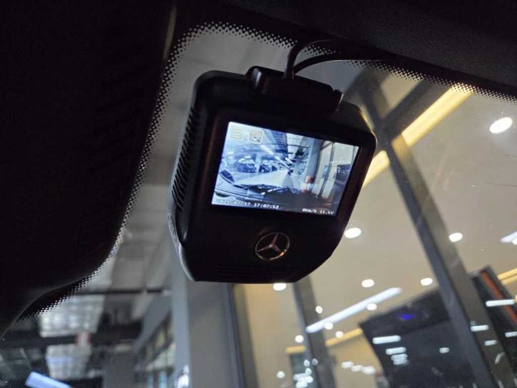 Mercedes-Benz E-Class — photo 19