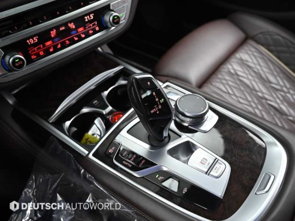 BMW 7-Series — photo 09