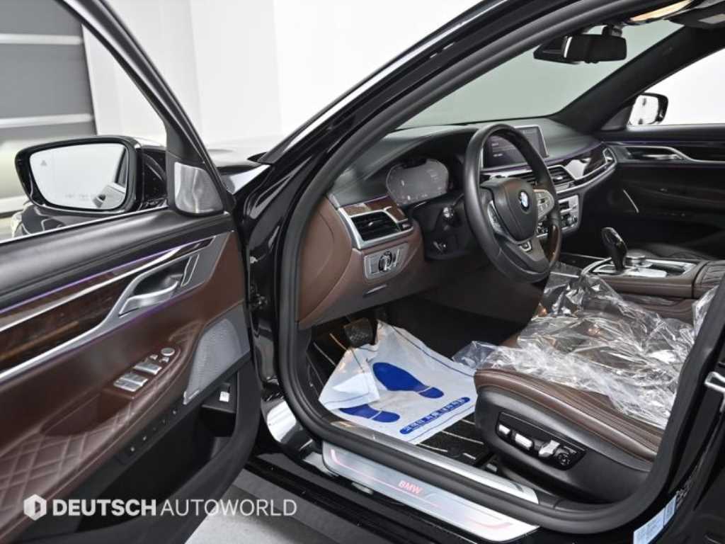 BMW 7-Series — photo 11