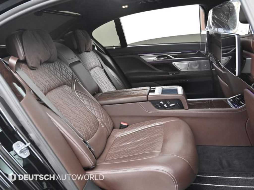 BMW 7-Series — photo 12