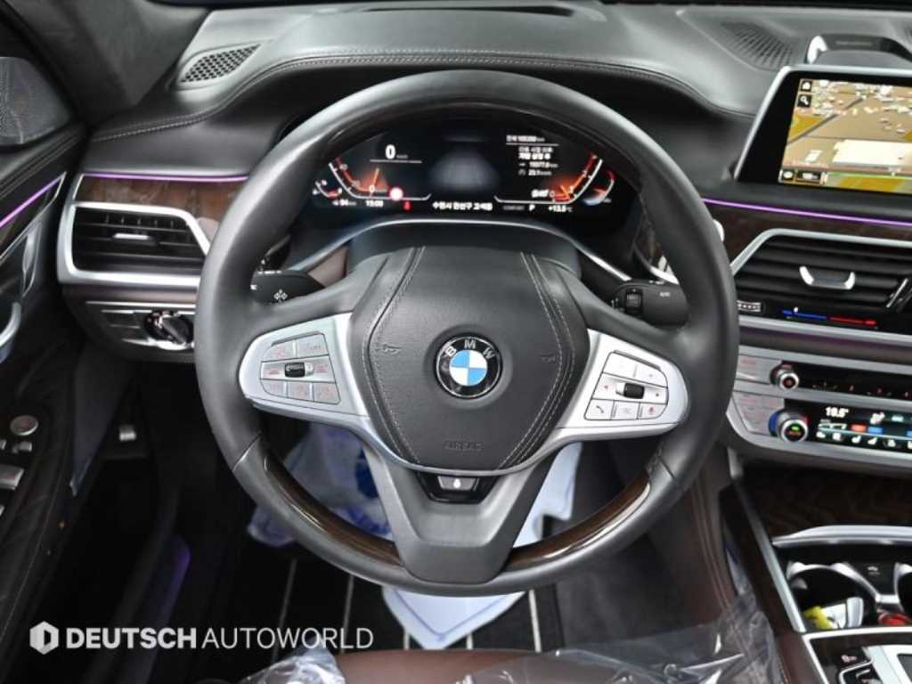 BMW 7-Series — photo 13