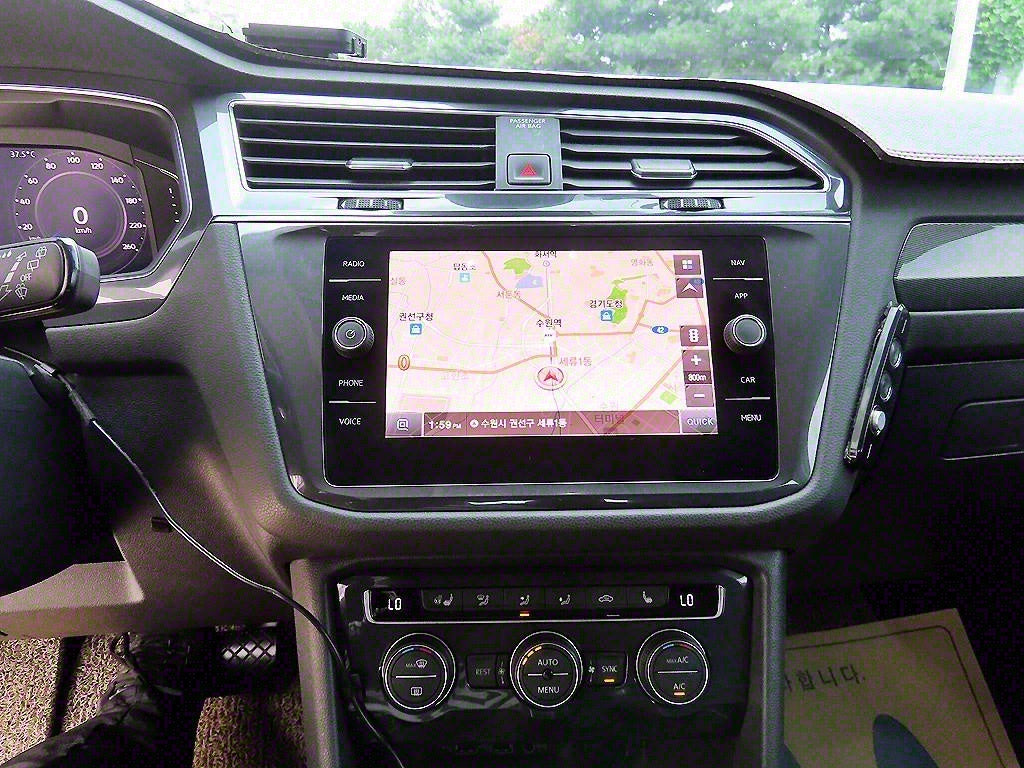 Volkswagen Tiguan — photo 12