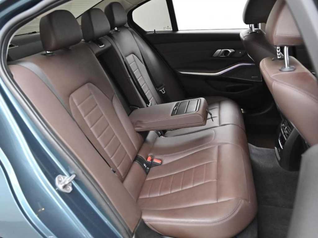 BMW 3-Series — photo 13
