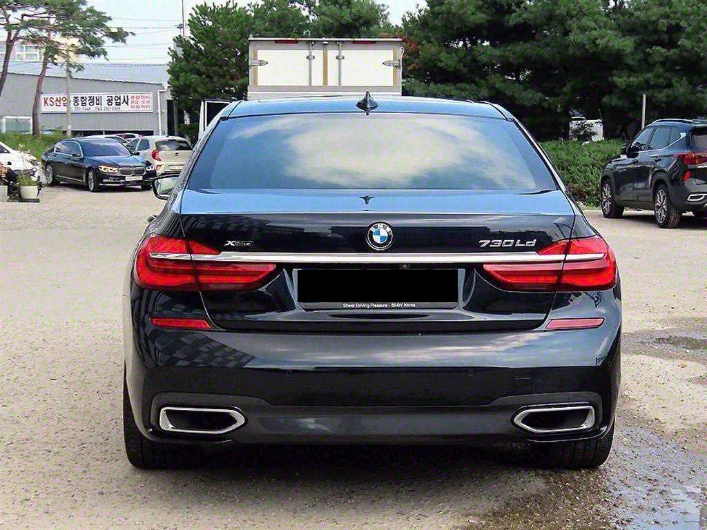 BMW 7-Series — photo 04