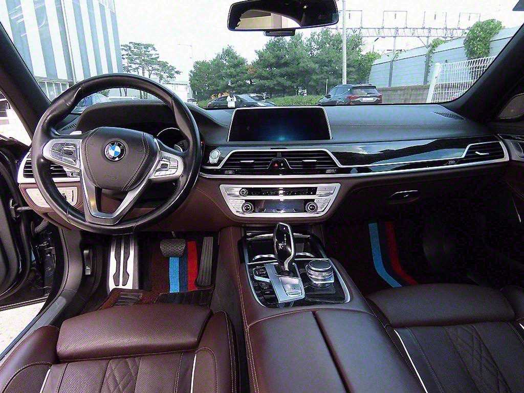 BMW 7-Series — photo 07