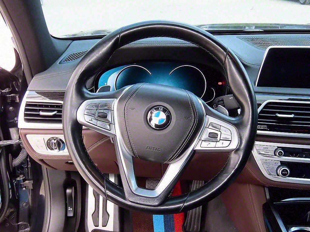 BMW 7-Series — photo 08