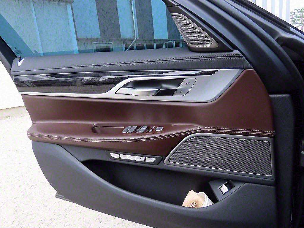 BMW 7-Series — photo 12