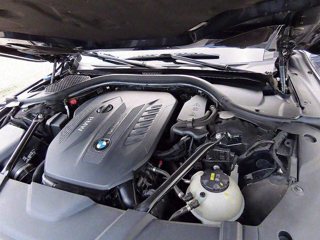 BMW 7-Series — photo 19