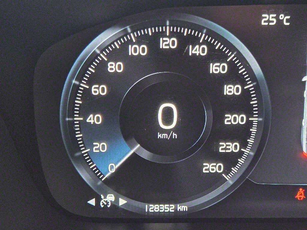 Volvo XC90 — photo 08