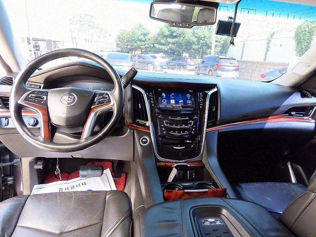 Cadillac Escalade — photo 07