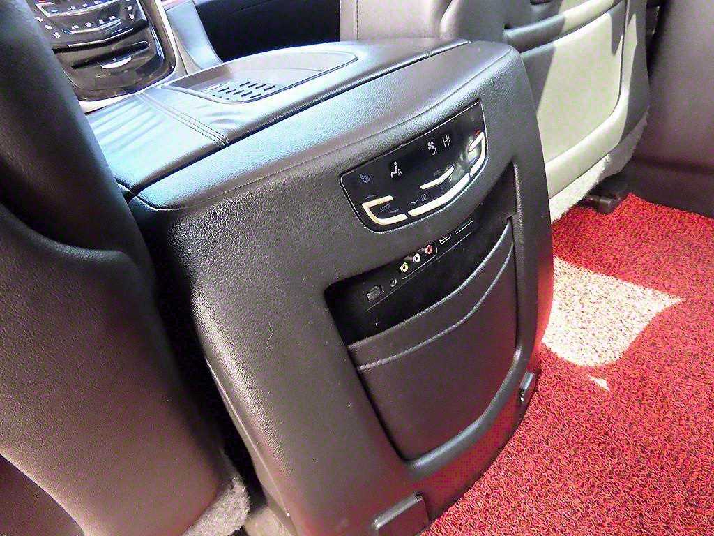 Cadillac Escalade — photo 15