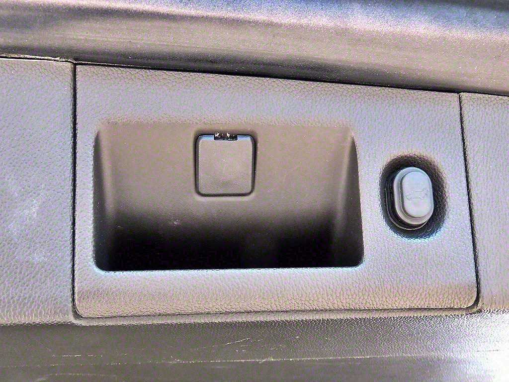 Cadillac Escalade — photo 16