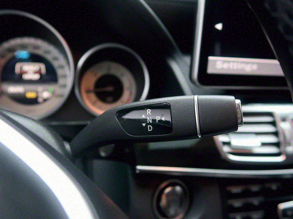 Mercedes-Benz E-Class — photo 10
