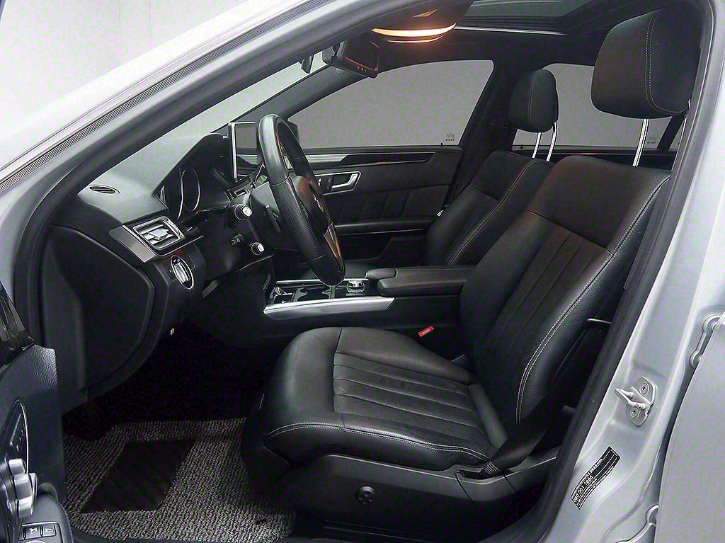Mercedes-Benz E-Class — photo 11
