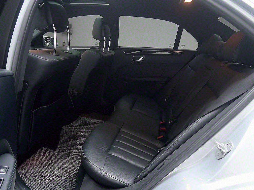 Mercedes-Benz E-Class — photo 12