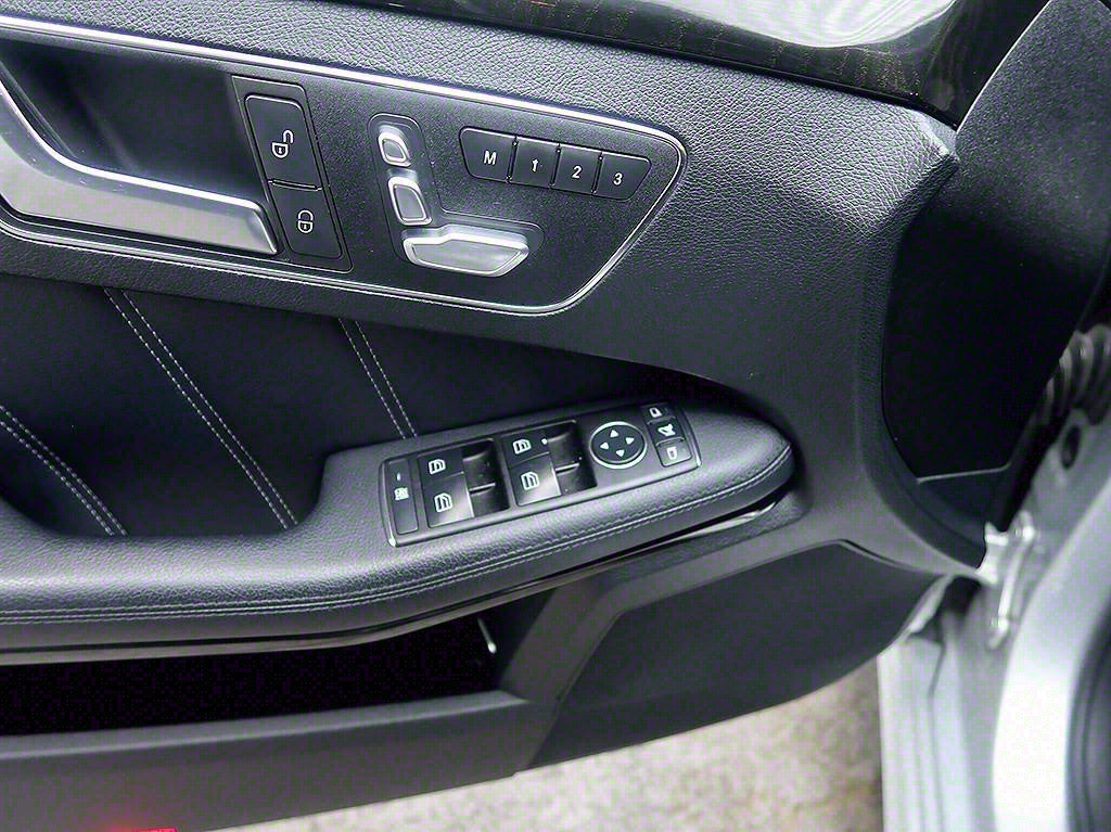 Mercedes-Benz E-Class — photo 16