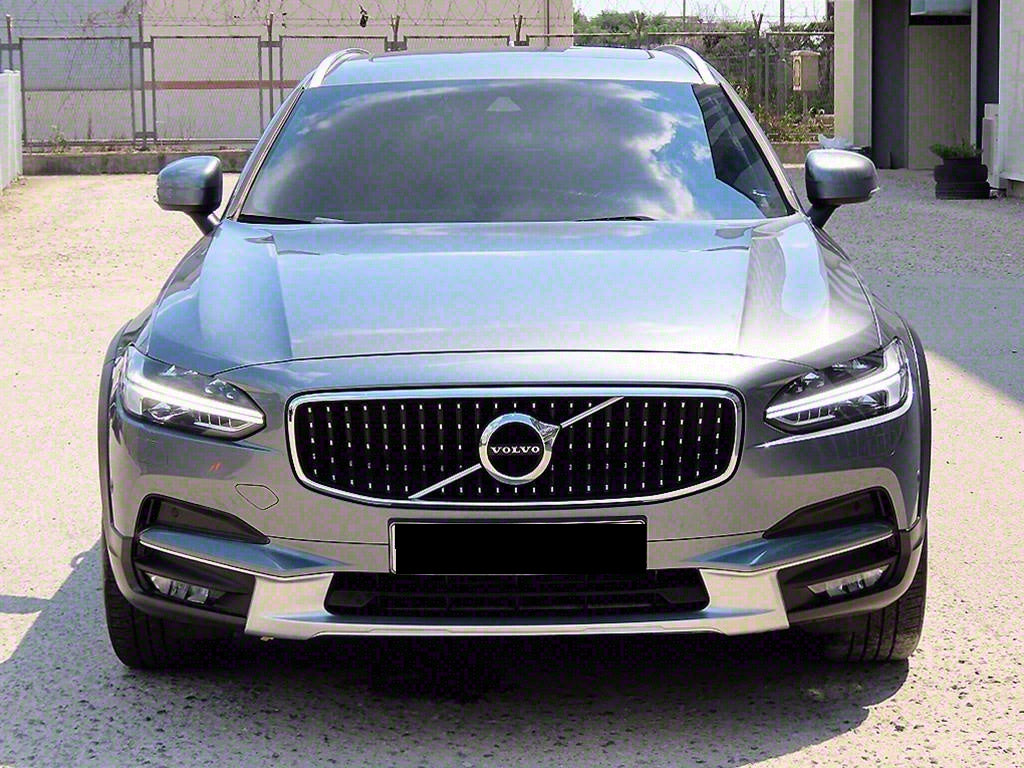 Volvo V90 — photo 01
