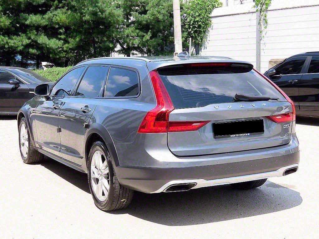 Volvo V90 — photo 03