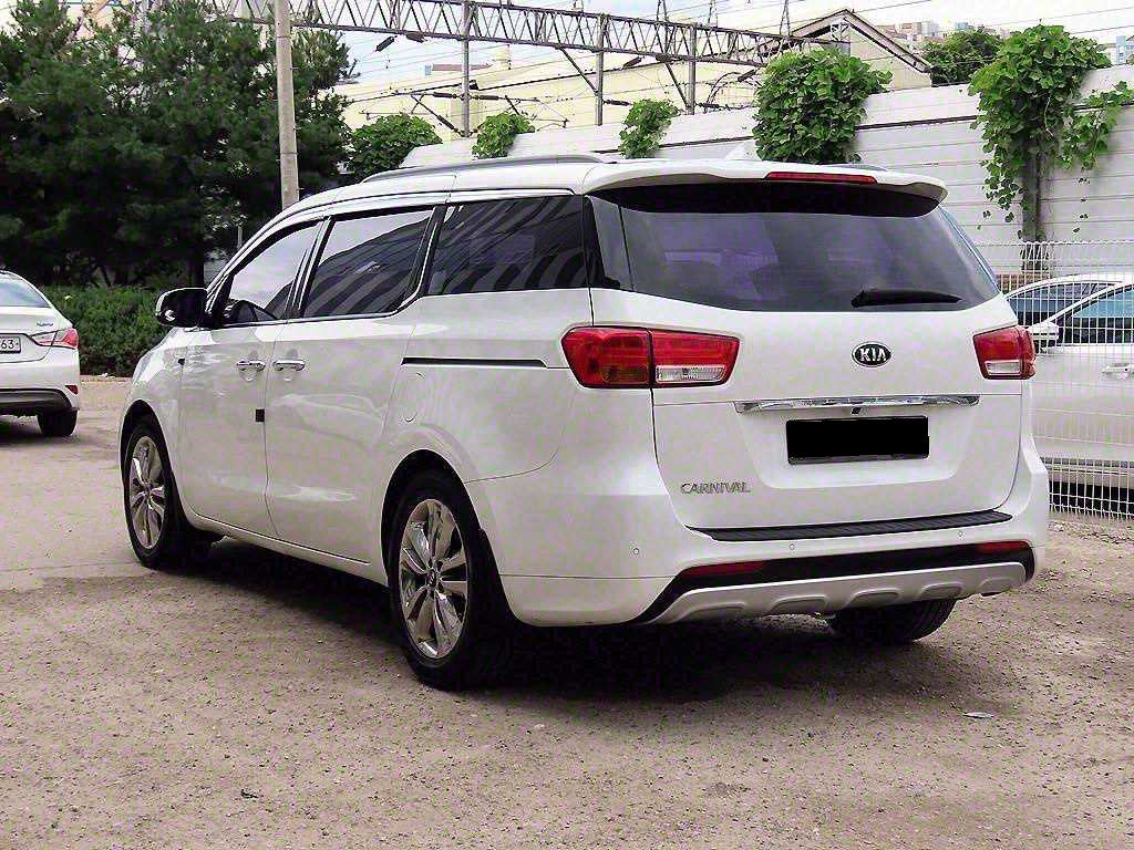 Kia Carnival — photo 03