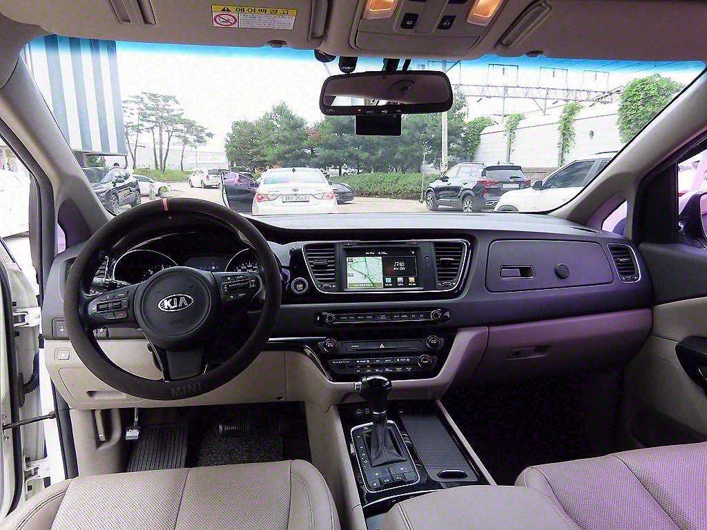 Kia Carnival — photo 08