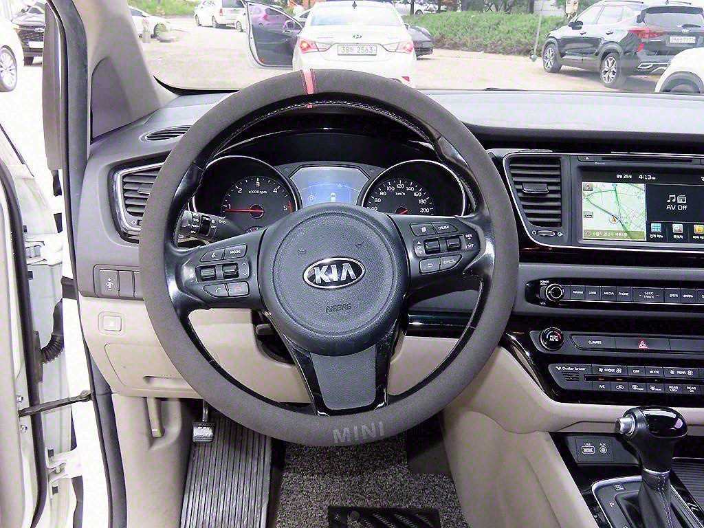 Kia Carnival — photo 09