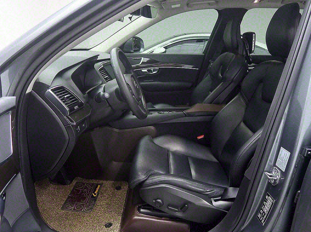 Volvo XC90 — photo 11