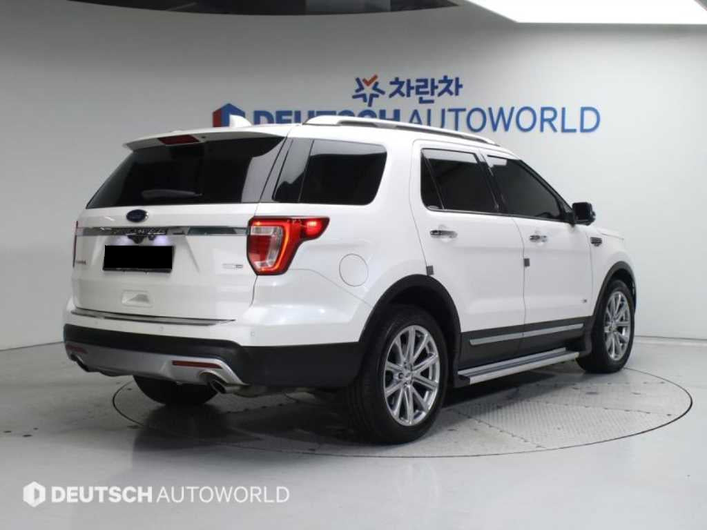 Ford Explorer — photo 02