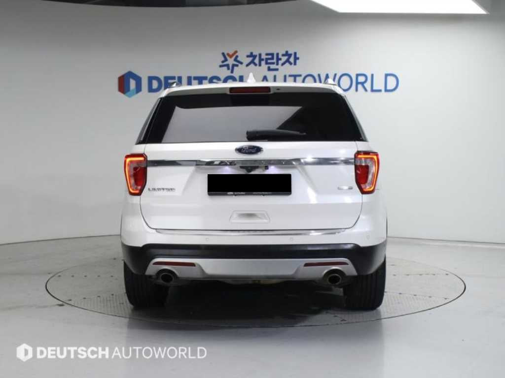 Ford Explorer — photo 04