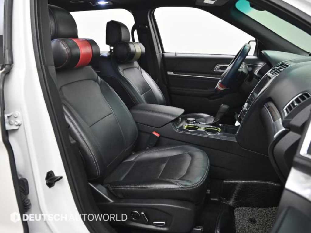 Ford Explorer — photo 10