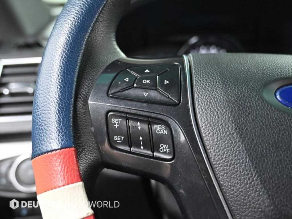 Ford Explorer — photo 16