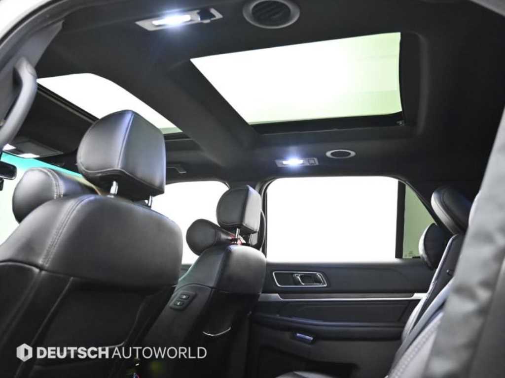 Ford Explorer — photo 19