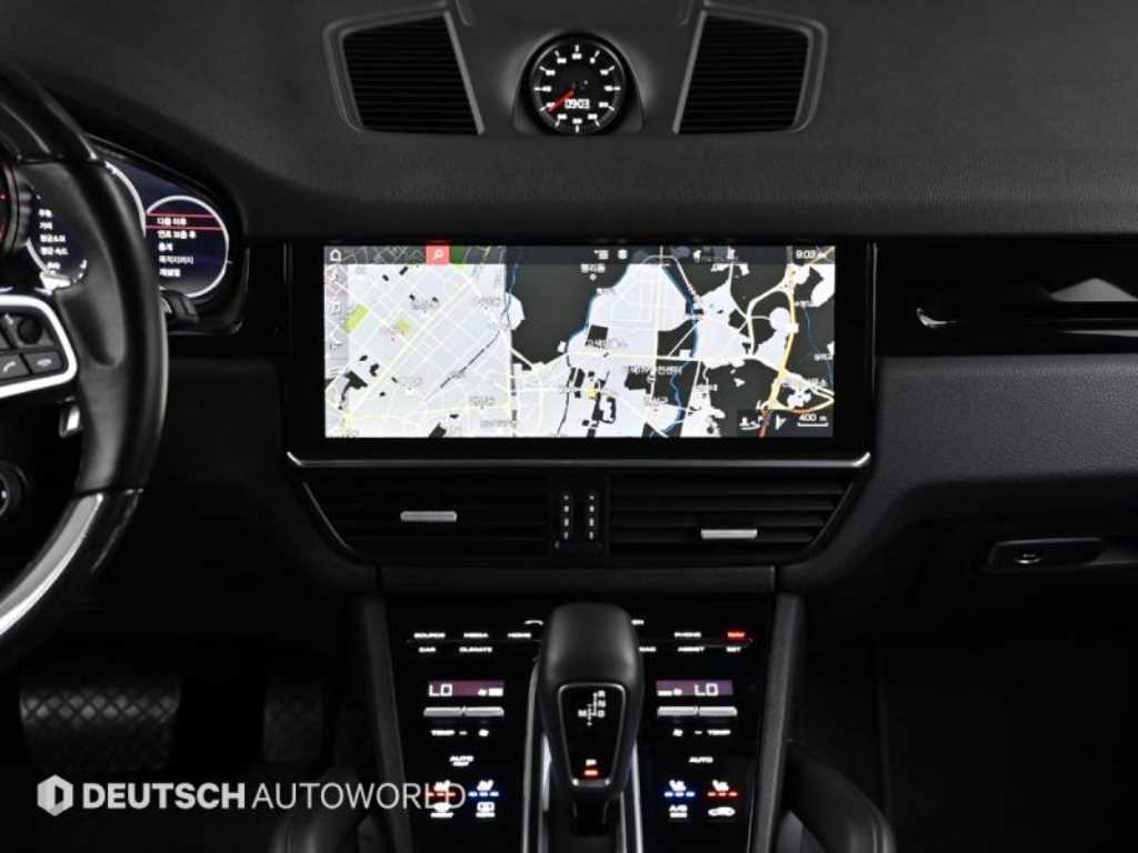 Porsche Cayenne — photo 14