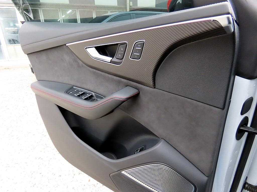 Audi RSQ8 — photo 12