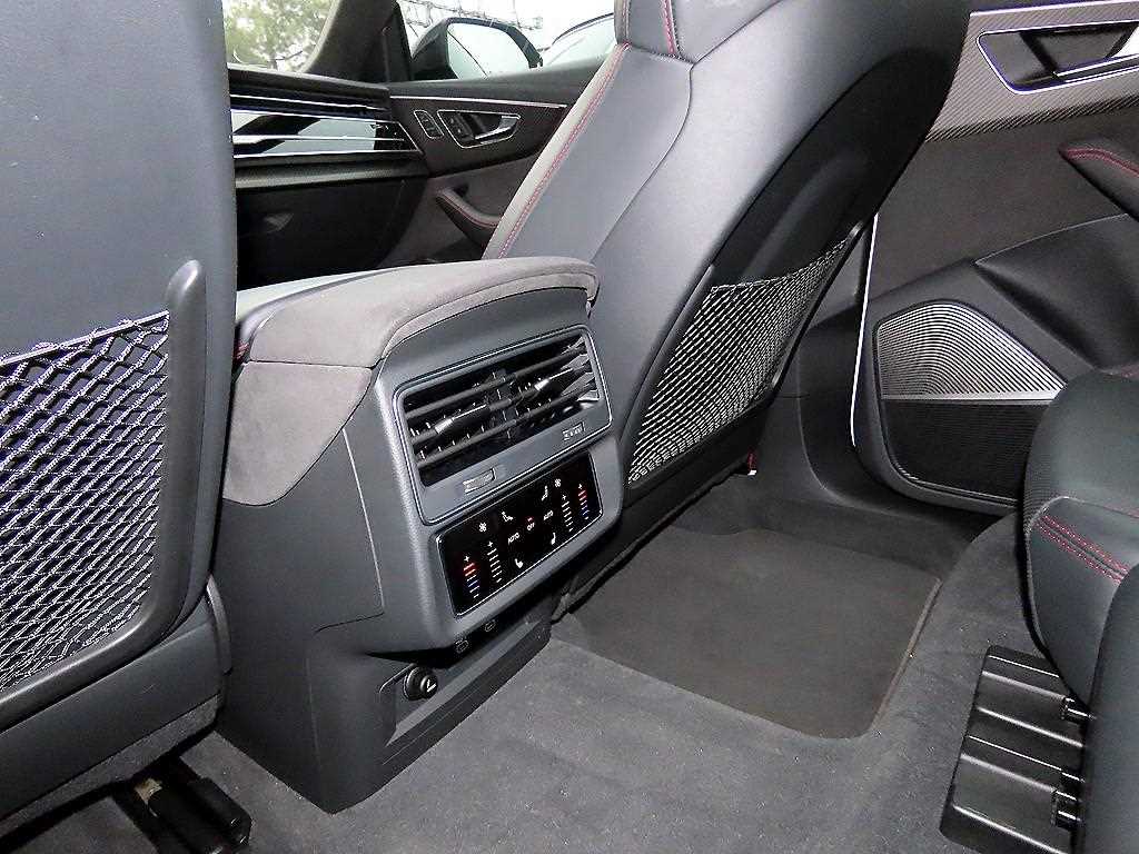 Audi RSQ8 — photo 16