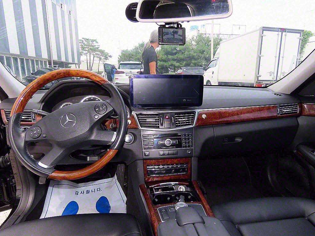 Mercedes-Benz E-Class — photo 07