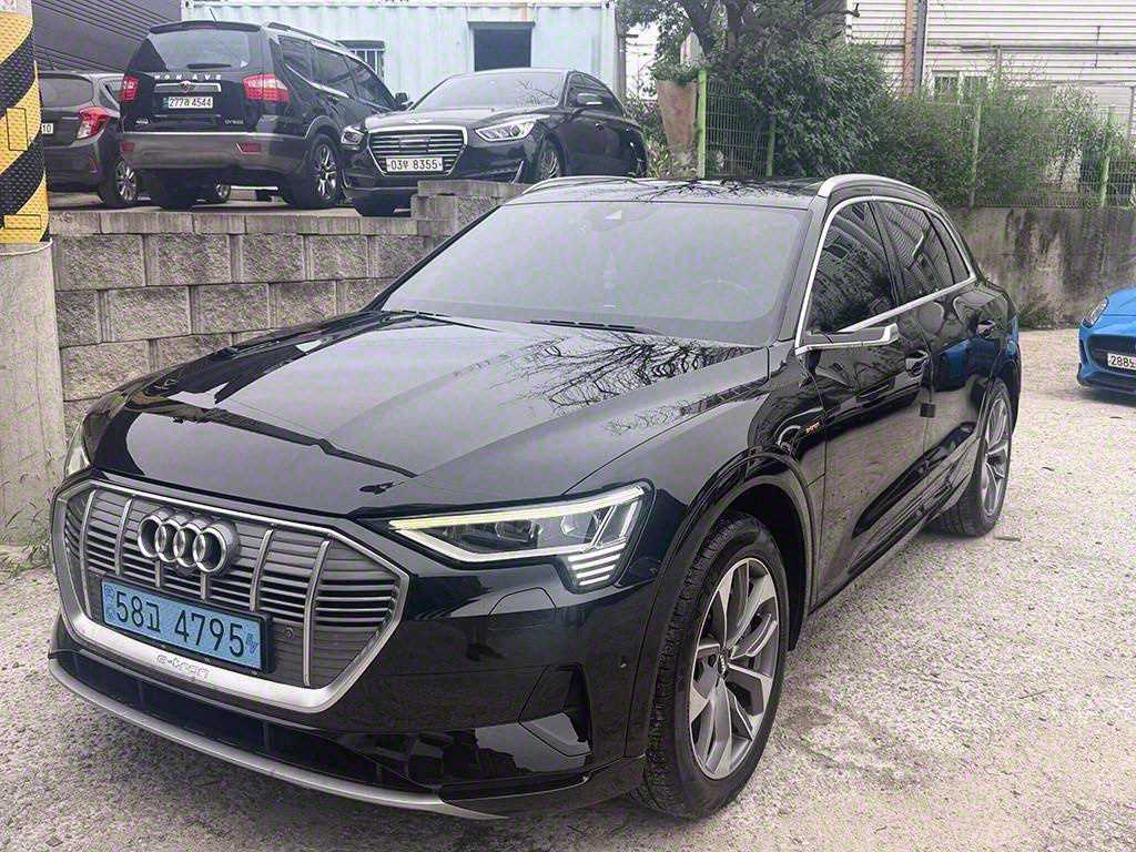 Audi e-tron — photo 01