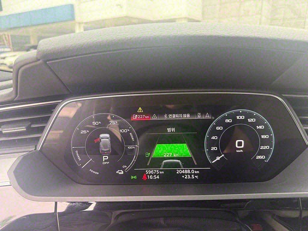 Audi e-tron — photo 08